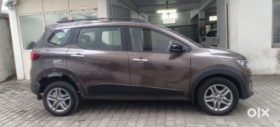 Renault Triber Rxz, 2023, Petrol