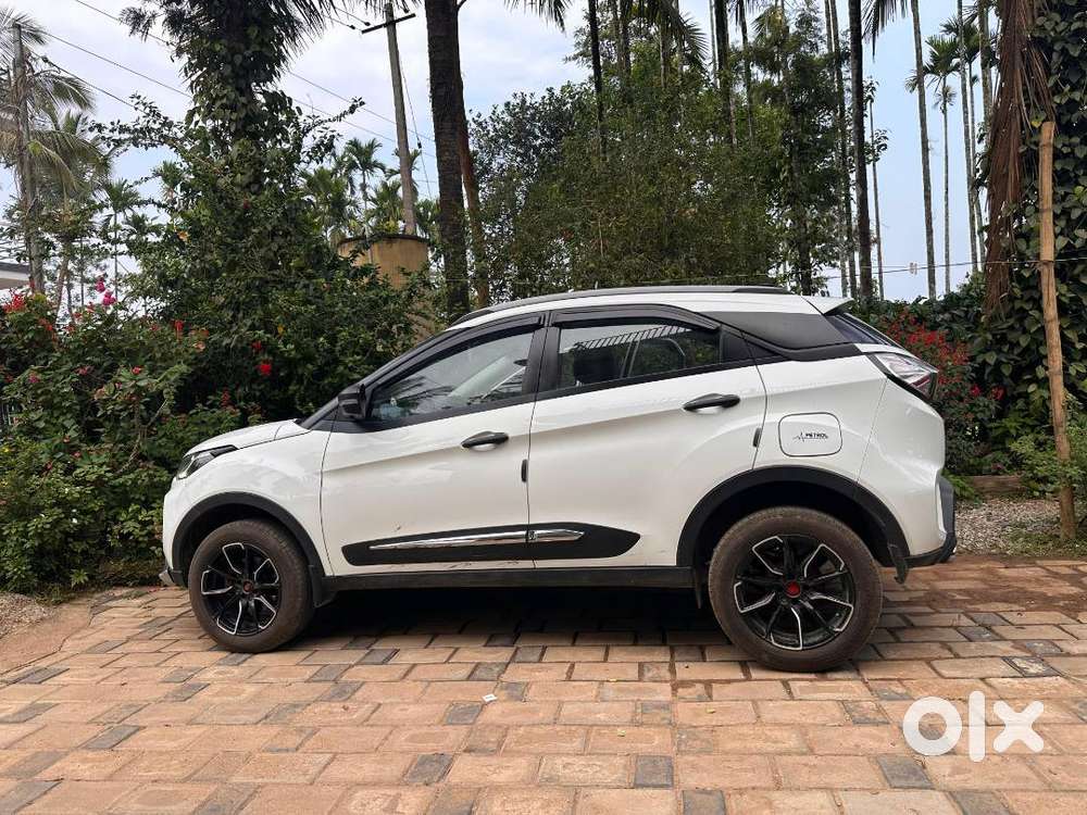 Tata Nexon Xm (sunroof) - Petrol