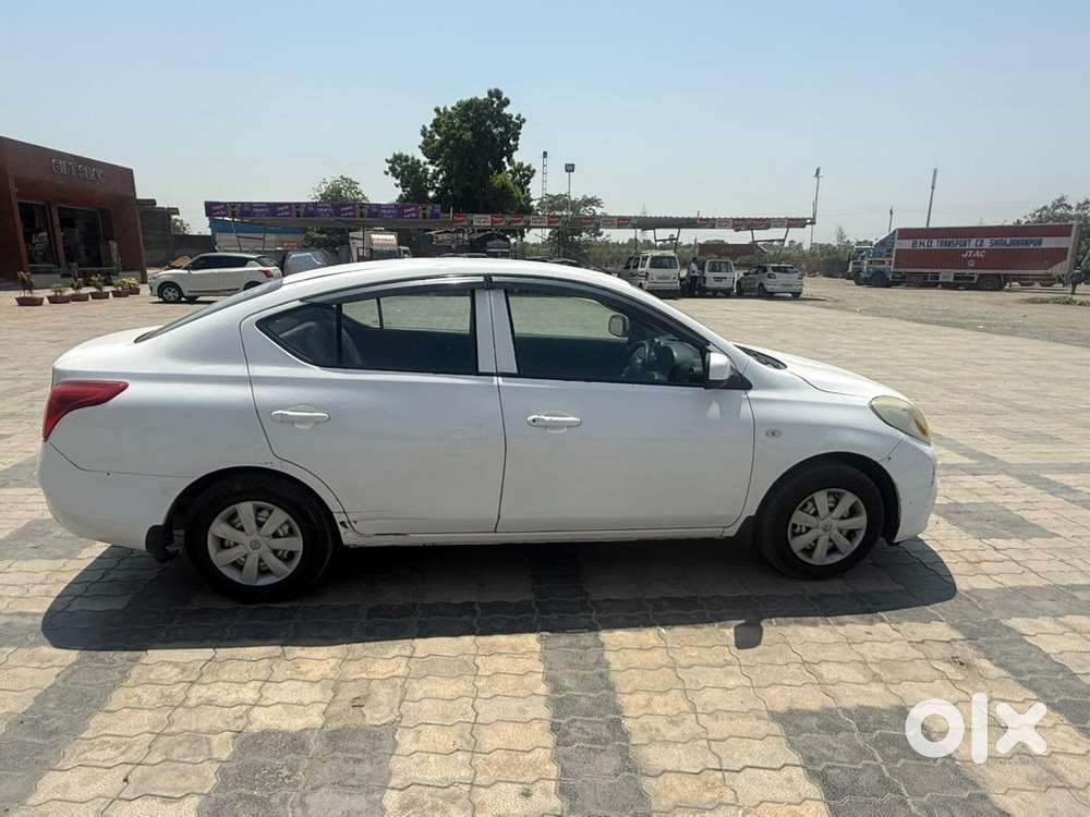 Nissan Sunny 2012