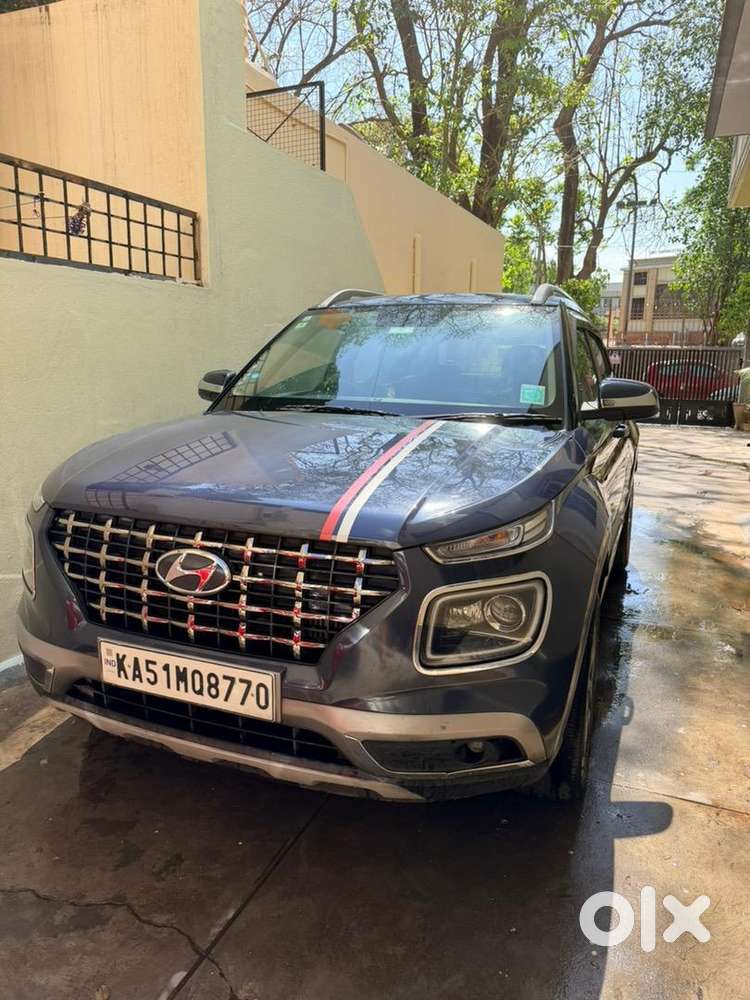 Hyundai Venue 2021 Petrol 29500 Km Driven