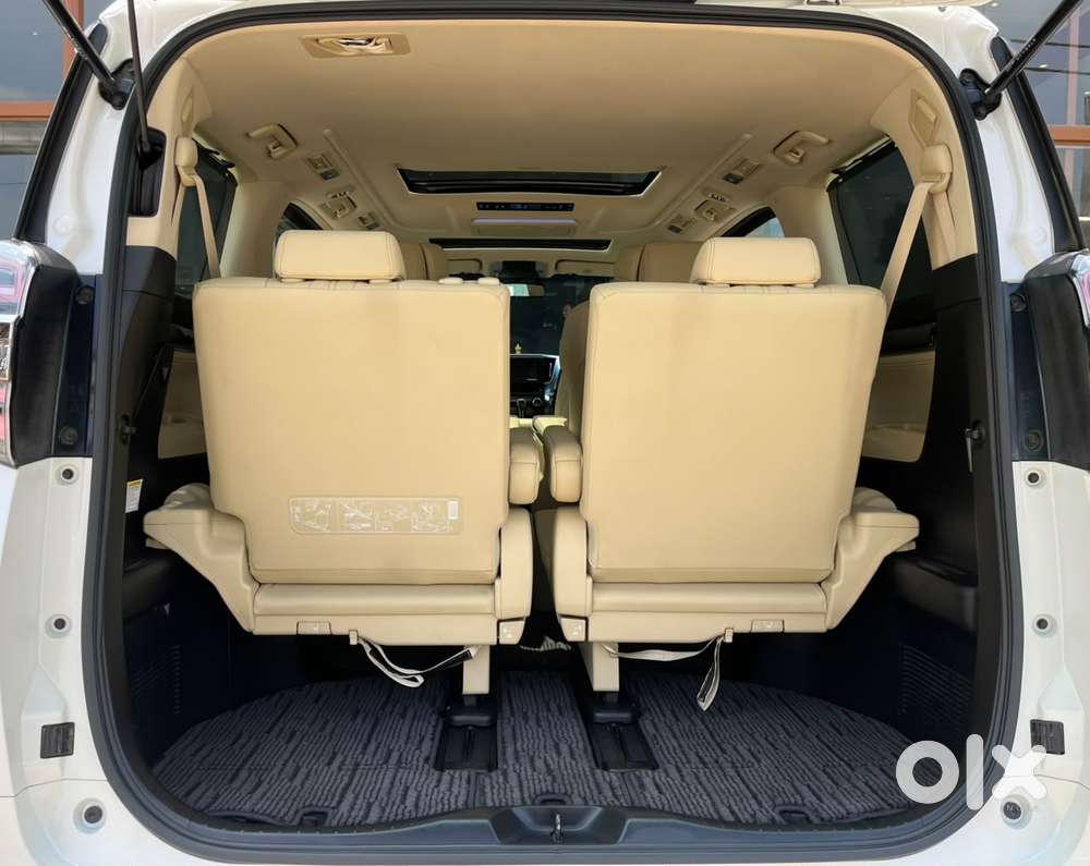 Toyota Vellfire 2.5 Executive Lounge, 2022, Petrol