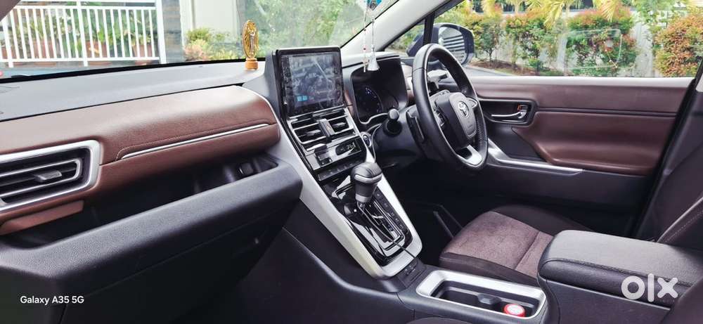 Toyota Innova Hycross (color: Blackish Ageha Gf) Petrol Good Condition