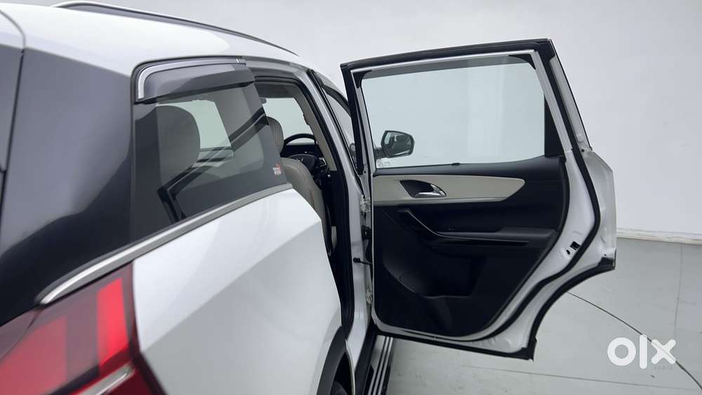 Mahindra Xuv700 2.2 Ax 7 Diesel At Luxury Pack Str, 2022, Diesel