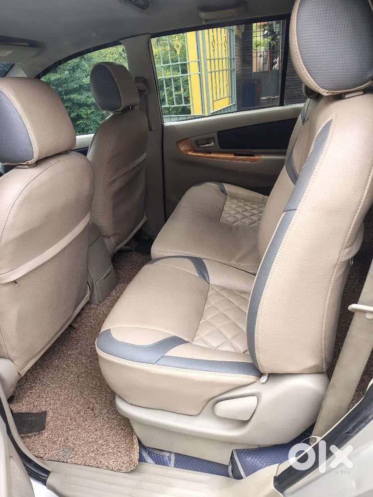 Toyota Innova 2.5 V 2011 Top Model