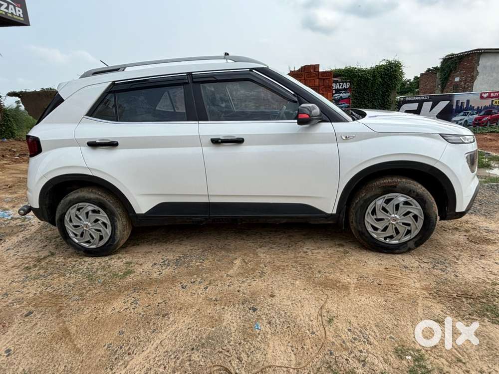 Hyundai Venue Petrol Mt 9000