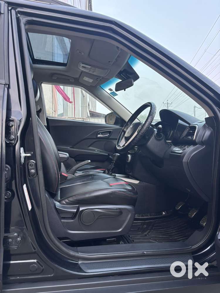 Mahindra Xuv300 W8, 2023, Petrol