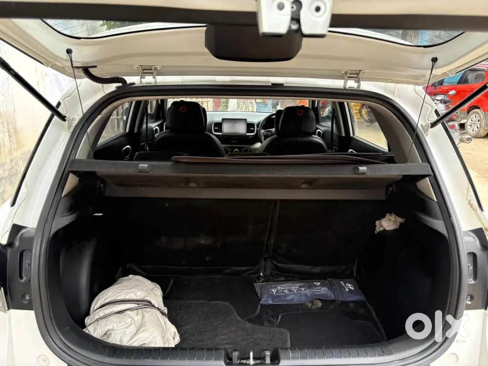 Hyundai Venue 2024 Petrol Well Maintained