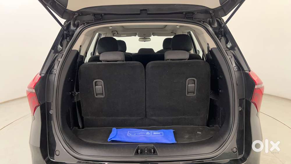 Mahindra Xuv700 2.0 Ax 5 Petrol Mt 7 Str, 2025, Petrol