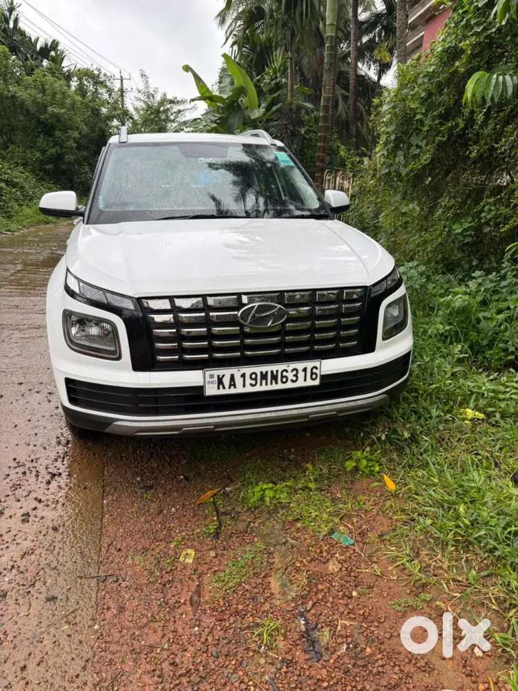 Hyundai Venue 2023 Petrol 68000 Km Driven
