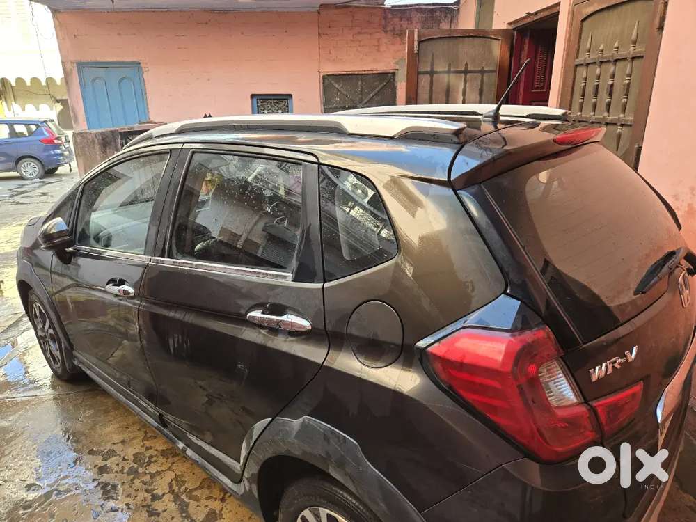 Wrv Car With Sunroof