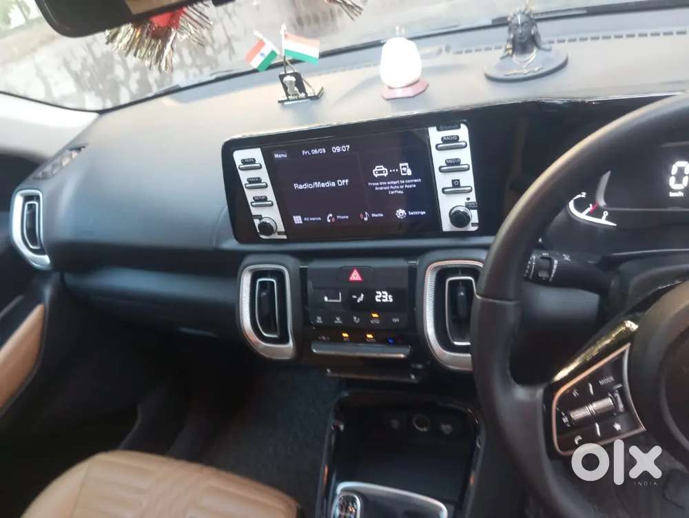 Very Luxuryious Car With Sunroof And Alloy Wheels