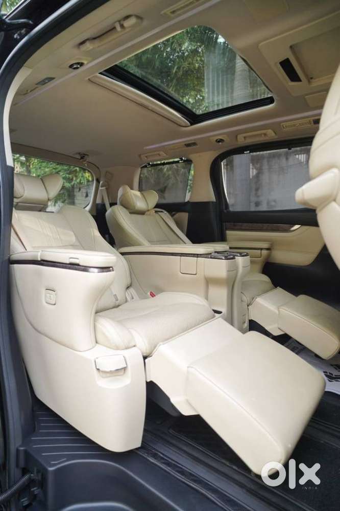 Toyota Vellfire 2.5 Executive Lounge, 2023, Petrol