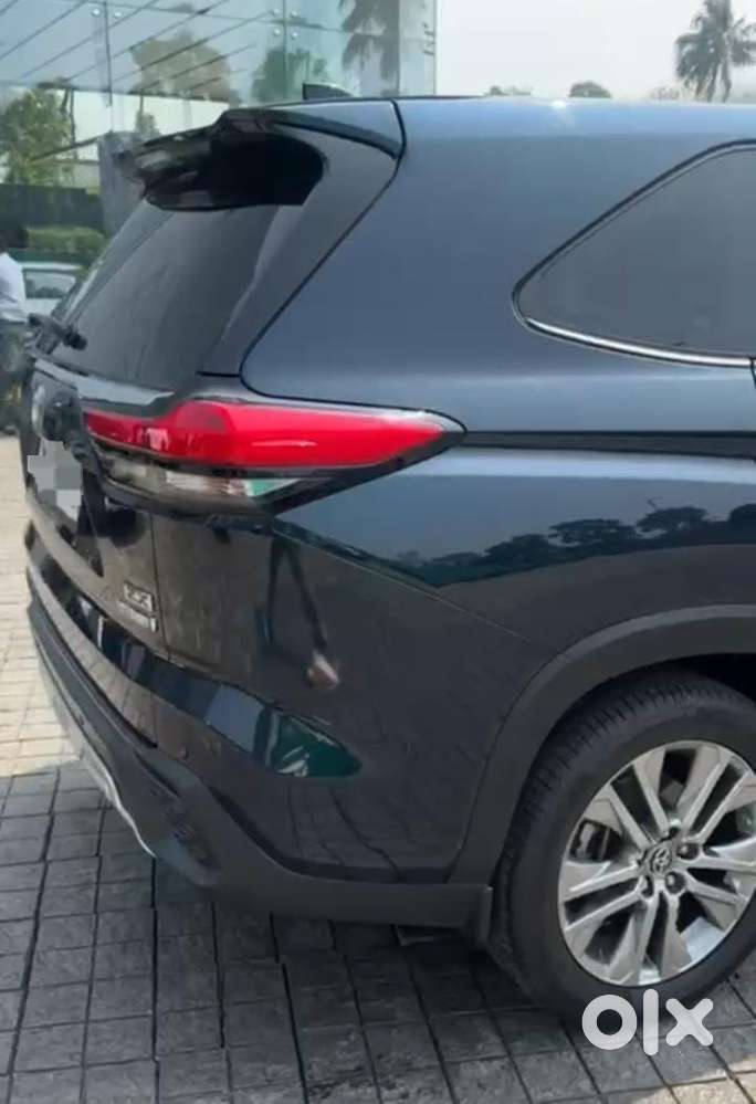 Toyota Innova Hycross