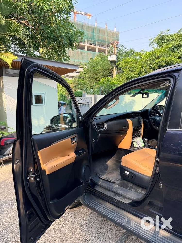 2022 Toyota Fortuner 4*4 At (black Crystalline Shine)
