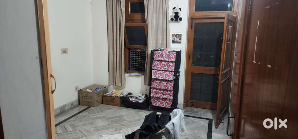 We  have 3bhk floor.... Need 1person for 1 room