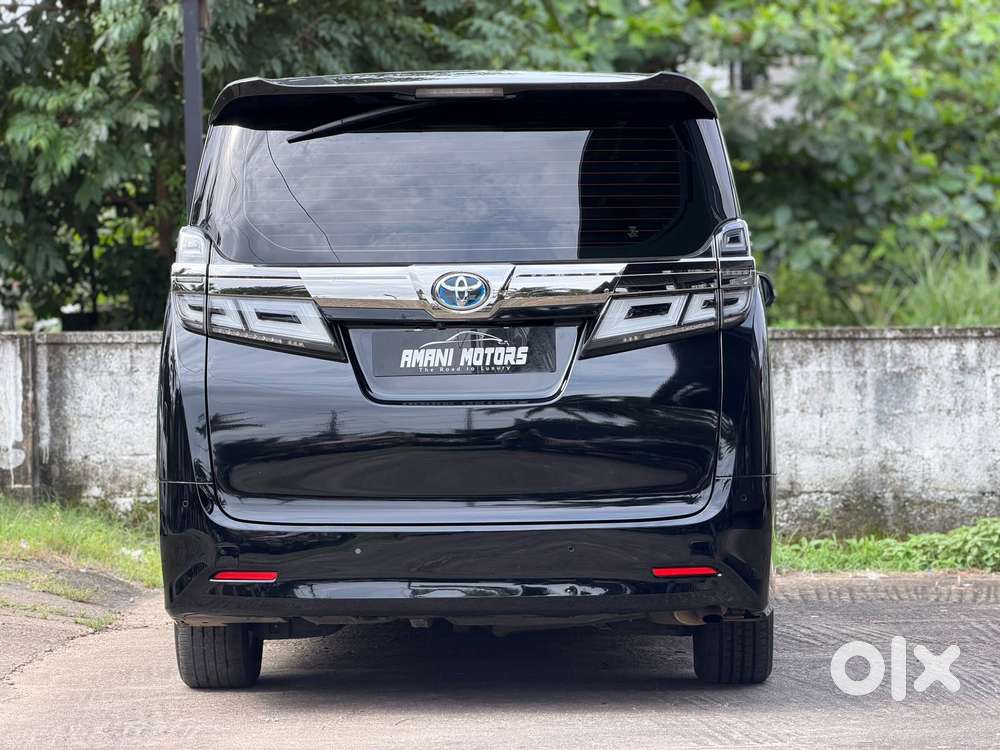 Toyota Vellfire 2.5 Executive Lounge, 2023, Cng & Hybrids