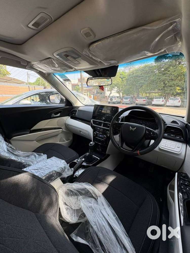 Mahindra Xuv 3xo Ax5 Pm Mt, 2024, Petrol