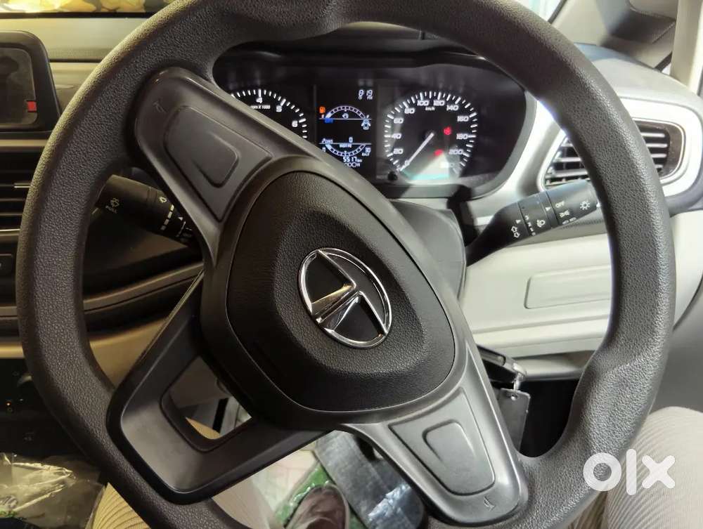 2022 Tata Altroz Xe Petrol With Alloy Wheel