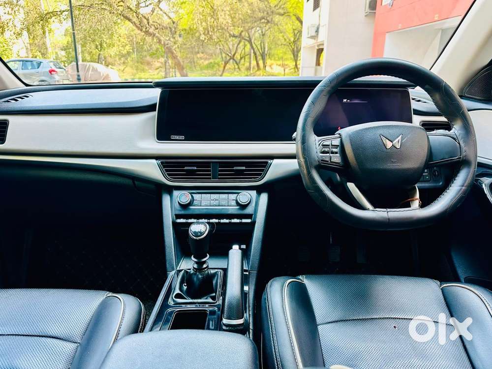 Mahindra Xuv700 2.0 Ax 5 Petrol Mt 7 Str, 2022, Petrol