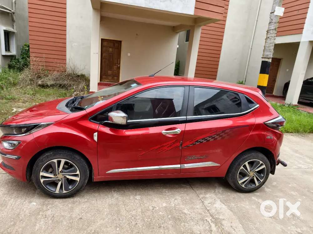 Tata Altroz Xz 1.2 Petrol Dct (2023) - Downtown Red