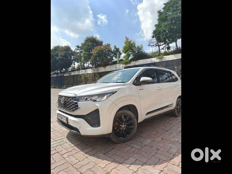 Toyota Innova Hycross