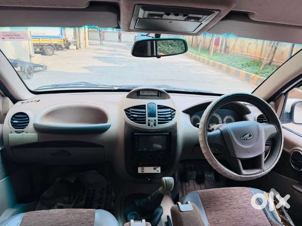 Mahindra Xlro Pearl White