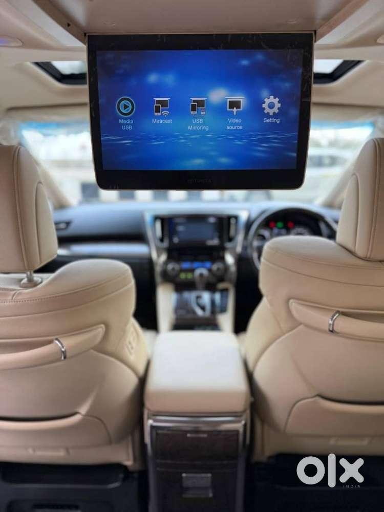 Toyota Vellfire 2.5 Executive Lounge, 2022, Cng & Hybrids