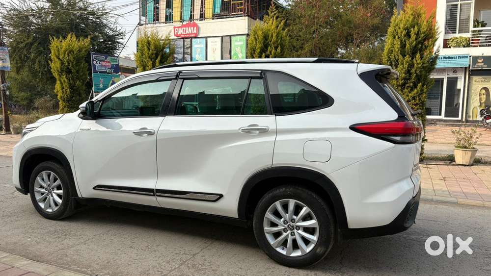 Toyota Innova Hycross 2.0 Vx (o) Hybrid 8 Str, 2023, Petrol