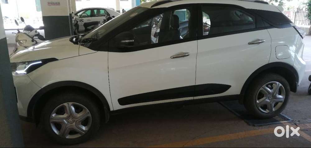Petrol Nexon With Sunroof And 6 Gears