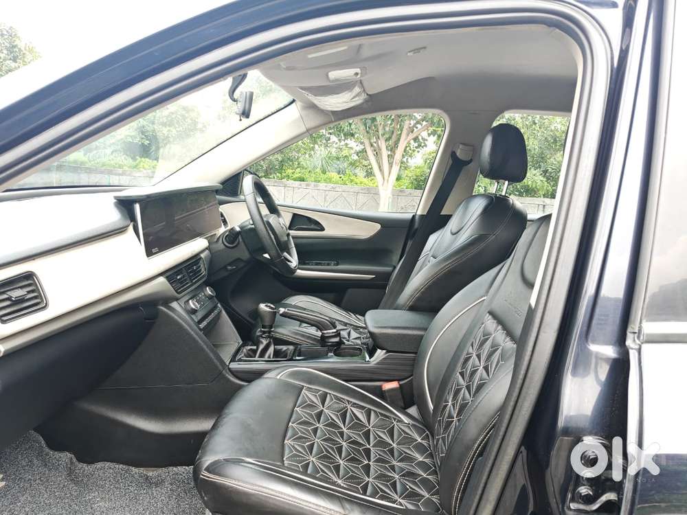 Mahindra Xuv700 2.0 Ax 3 Petrol Mt 5 Str, 2022, Petrol