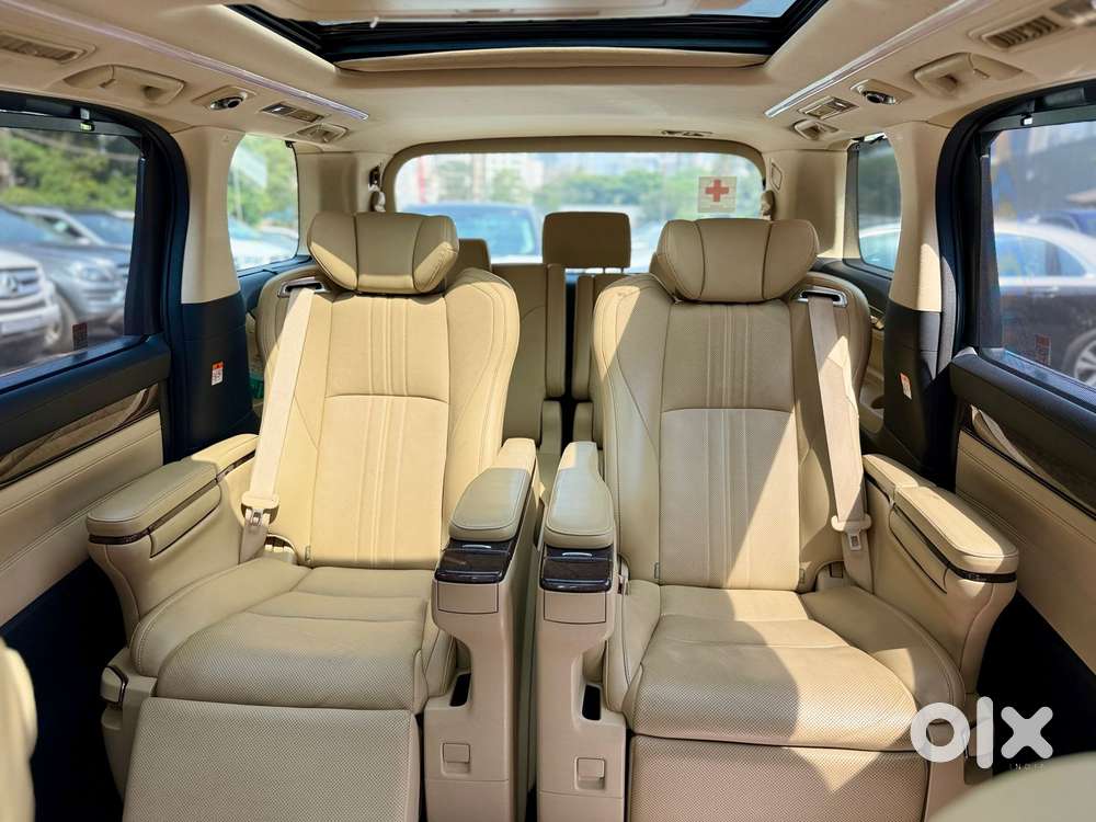 Toyota Vellfire 2.5 Executive Lounge, 2022, Petrol