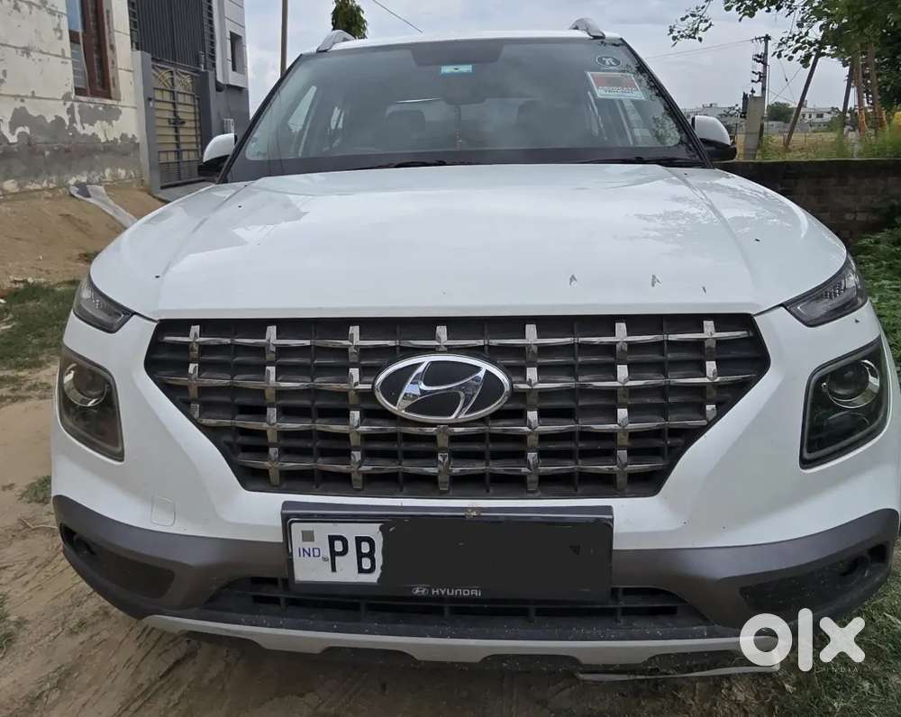 Hyundai Venue 2022 Petrol Well Maintained And Mid Variant