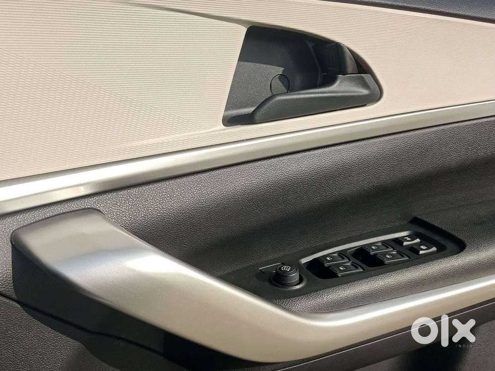 Mahindra Xuv700 2.0 Mx Petrol Mt 5 Str, 2024, Petrol