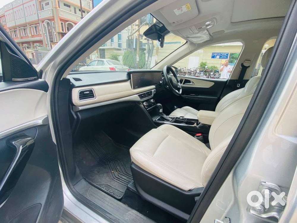 Mahindra Xuv700 2.0 Ax 7 Petrol At Str, 2023, Petrol