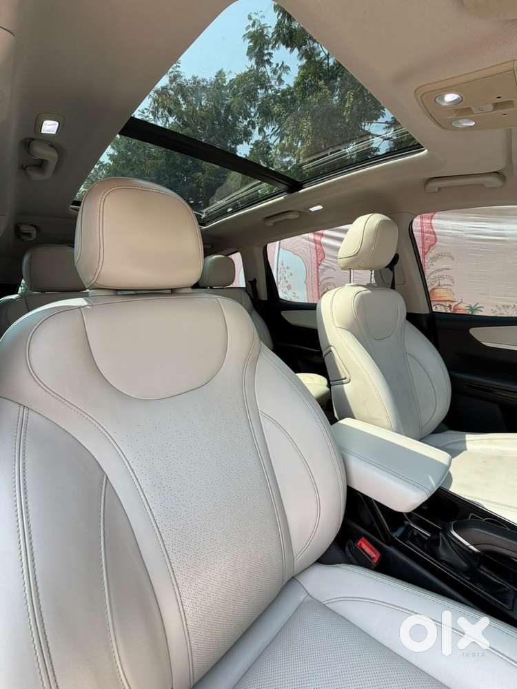 Mahindra Xuv700 2.0 Ax 7 Petrol At Str, 2023, Petrol