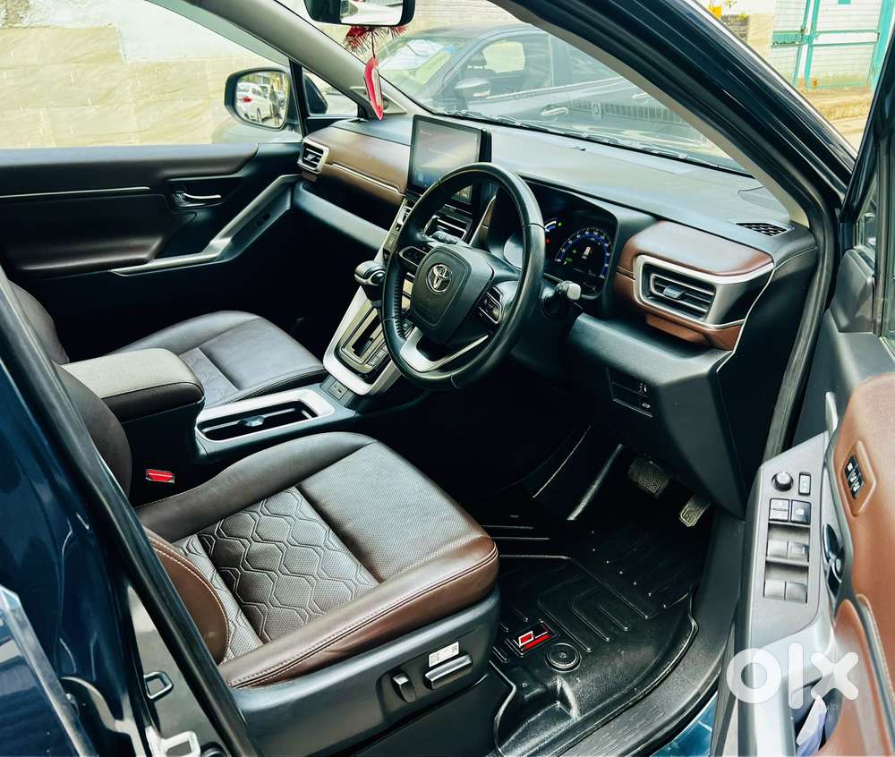 Toyota Innova Hycross