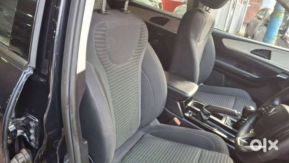 Mahindra Xuv700 2.0 Ax 5 Petrol Mt 7 Str, 2022, Petrol