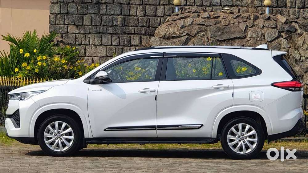 Toyota Innova Hycross