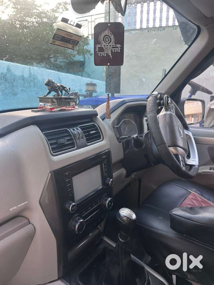 Mahindra Scorpio S10.