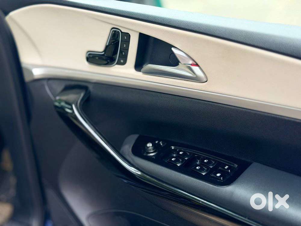 Mahindra Xuv700 2.0 Ax 7 Petrol At Luxury Pack Str, 2023, Petrol