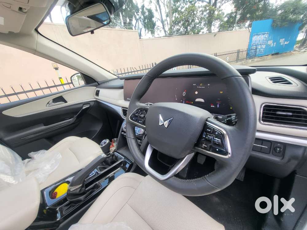 Mahindra Xuv700 Ax7 Luxury Pack Awd, 2025, Diesel