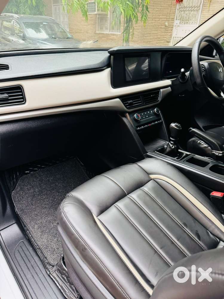 Mahindra Xuv700 2.0 Mx Petrol Mt 5 Str, 2023, Petrol