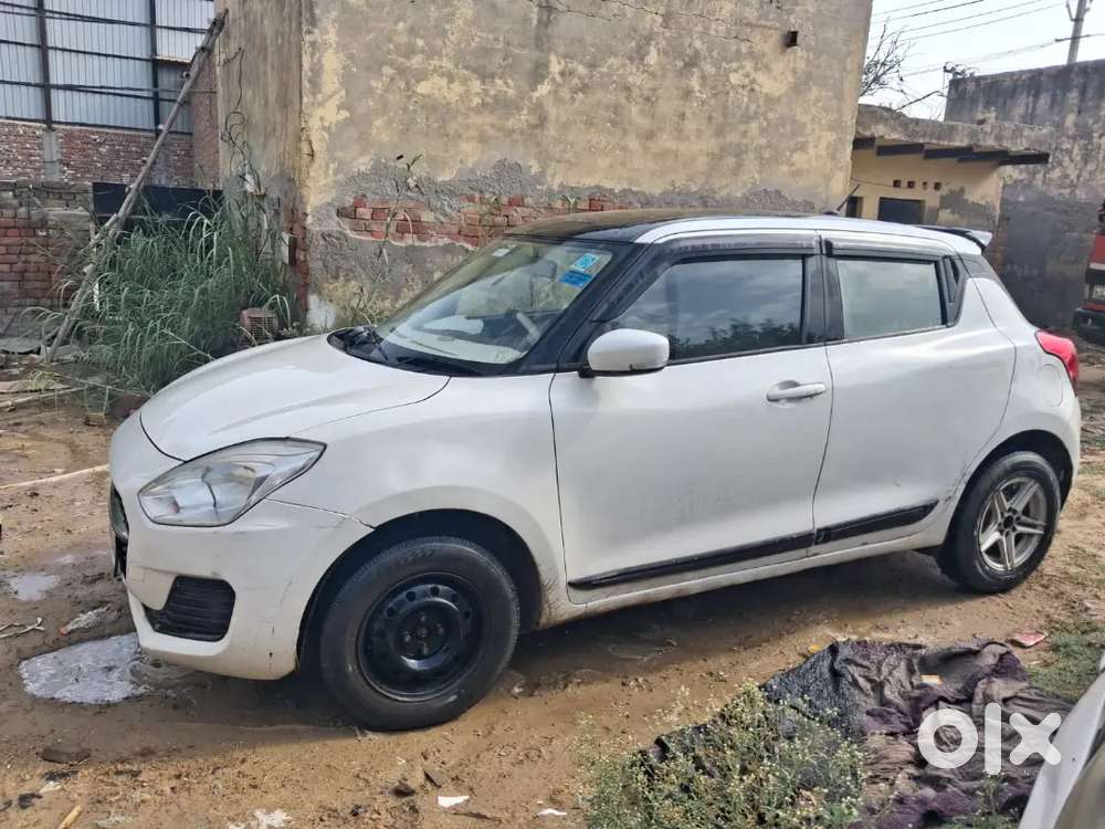 Swift Black And White Colour Top Variant