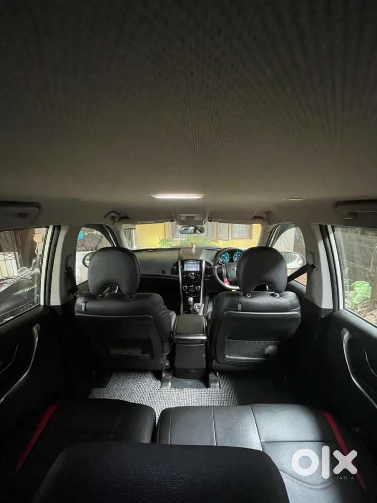 Mahindra Xuv500 W7 Pearl White  49000 Km Driven