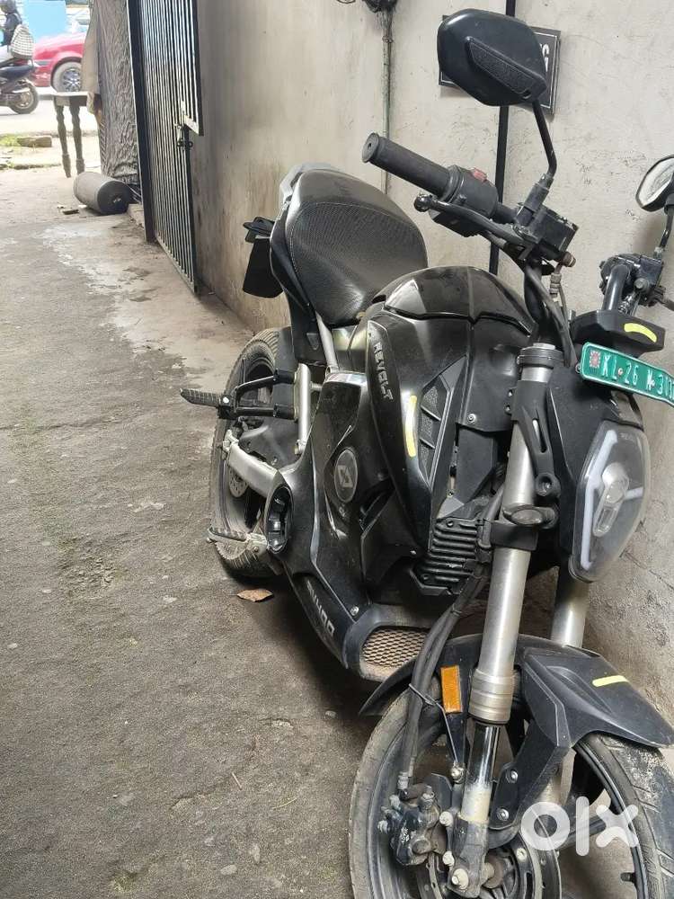 Revolt RV 400 2023