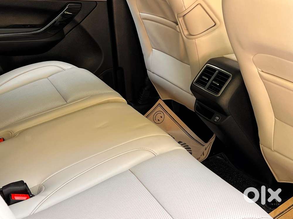 Mahindra Xuv700 2.0 Ax 7 Petrol At Str, 2025, Petrol