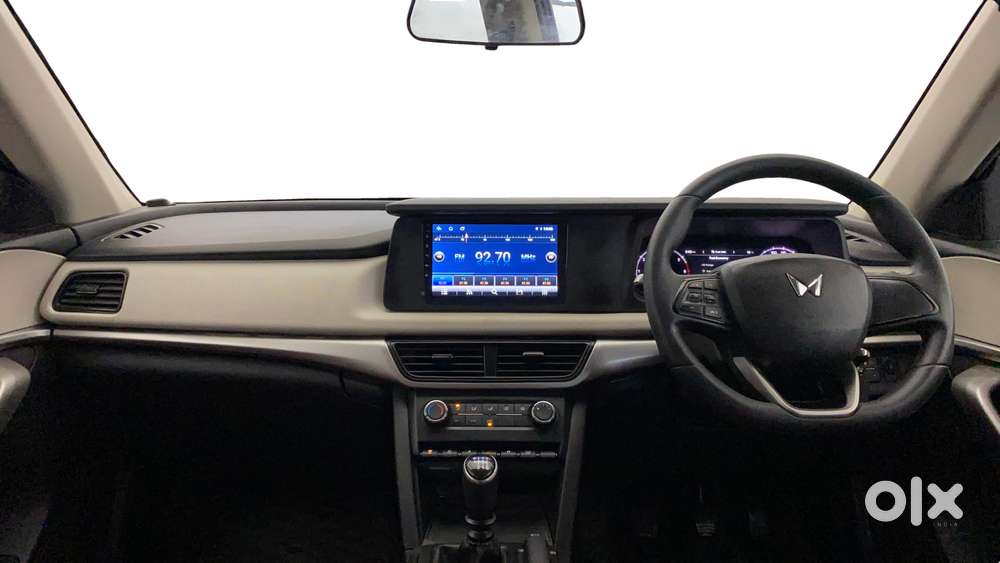 Mahindra Xuv700 2.0 Mx Petrol Mt 5 Str, 2023, Petrol