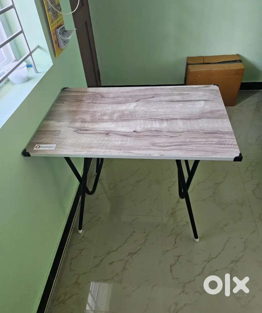 FOLDABLE TABLE
