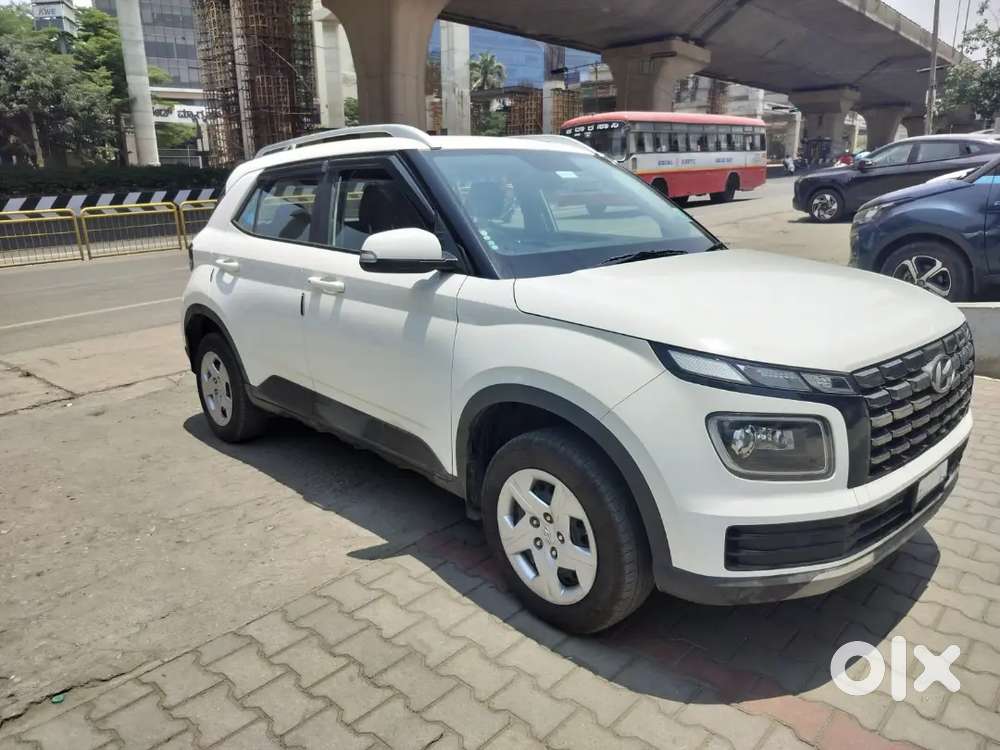 Hyundai Venue 2023 Petrol 33000 Km Driven