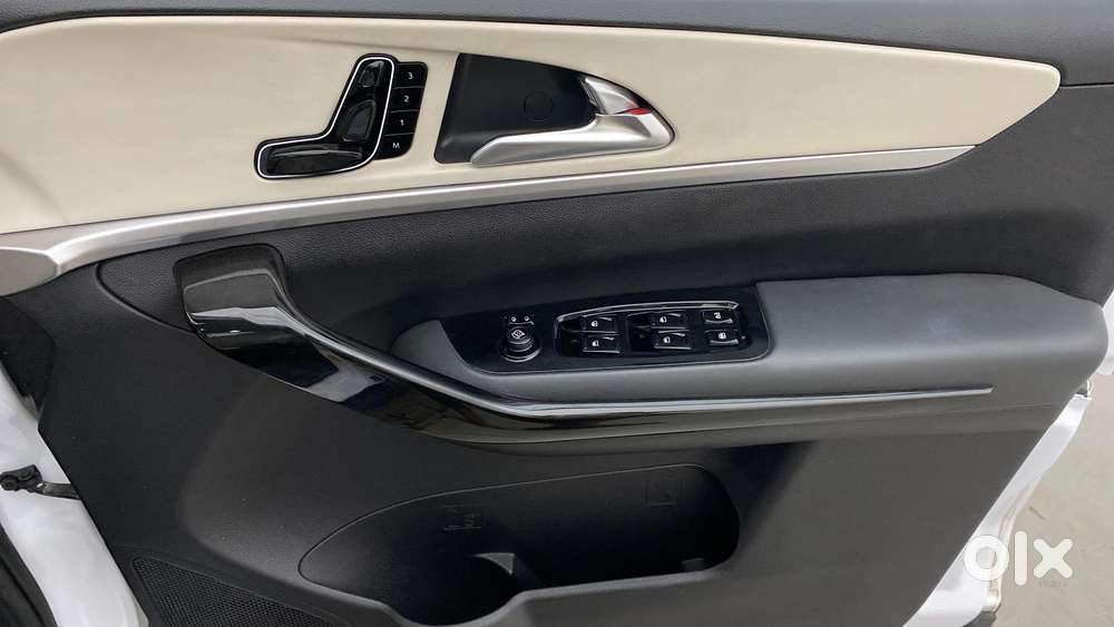 Mahindra Xuv700 2.0 Ax 7 Petrol At Str, 2024, Petrol